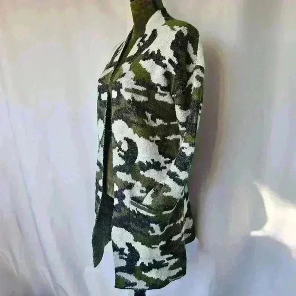 ✨Like New✨ Venus Camouflage Cardigan, Green/Black/White, Size XS - Picture 4 of 9